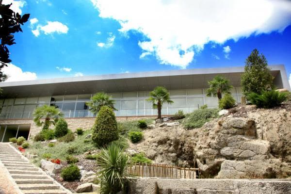 Pavilhão de vidro e jardim de rocha