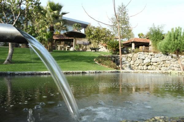 Lago com repuxo nos jardins