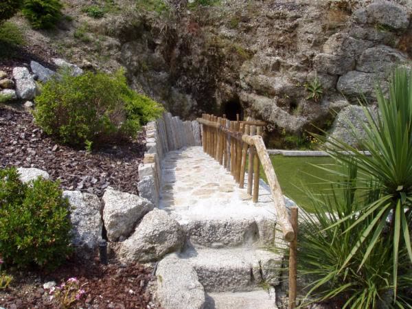 Escadaria de pedra no jardim
